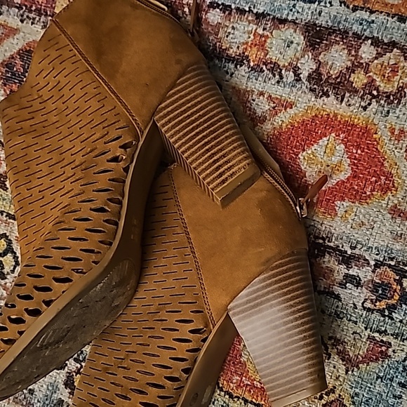 Dirty Laundry Peep Toe Sandals - Picture 5 of 5